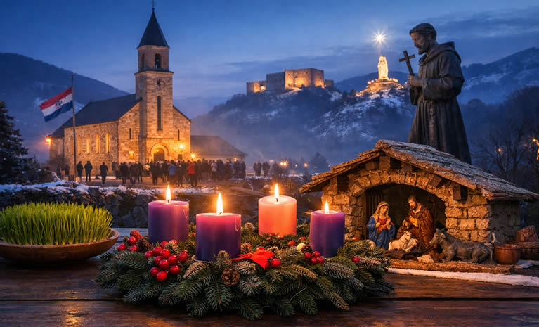 Advent u hrvatskim kućama u Bosni i Hercegovini: adventski vijenac sa svijećama i pšenica sv. Lucije u prvom planu, uz jaslice i osvijetljenu crkvu u zimskom sumraku.