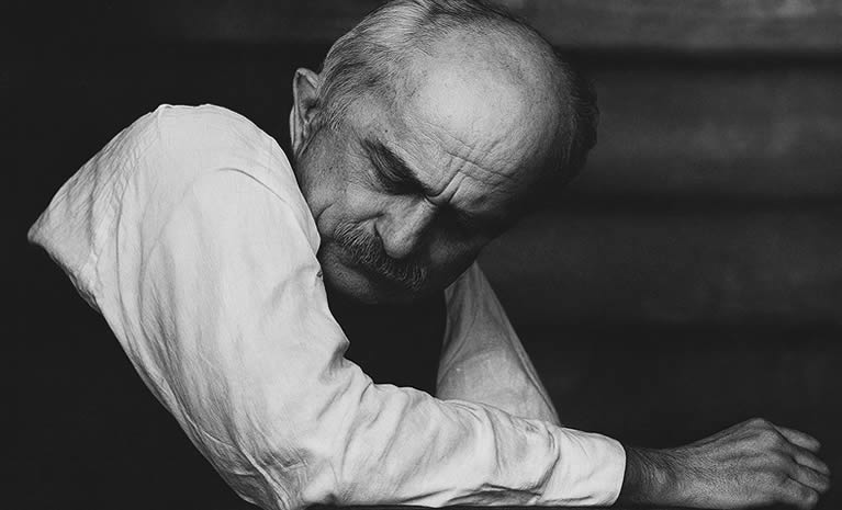 Fabijan Šovagović – glumac čija je tišina često govorila više od riječi. Fabijan Šovagović u crno-bijelom portretu – introspektivni trenutak jednog od najvećih hrvatskih glumaca