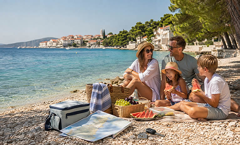 Obitelj s dvoje djece odmara na plaži uz hrvatski Jadran u Srednjoj Dalmaciji